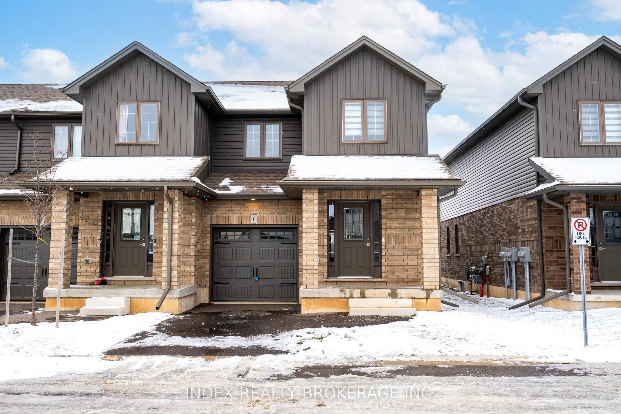 Att/Row/Townhouse in Brant