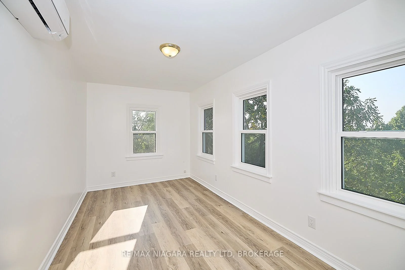 245 STANTON Street 2, Fort Erie, ON L2A 3N8