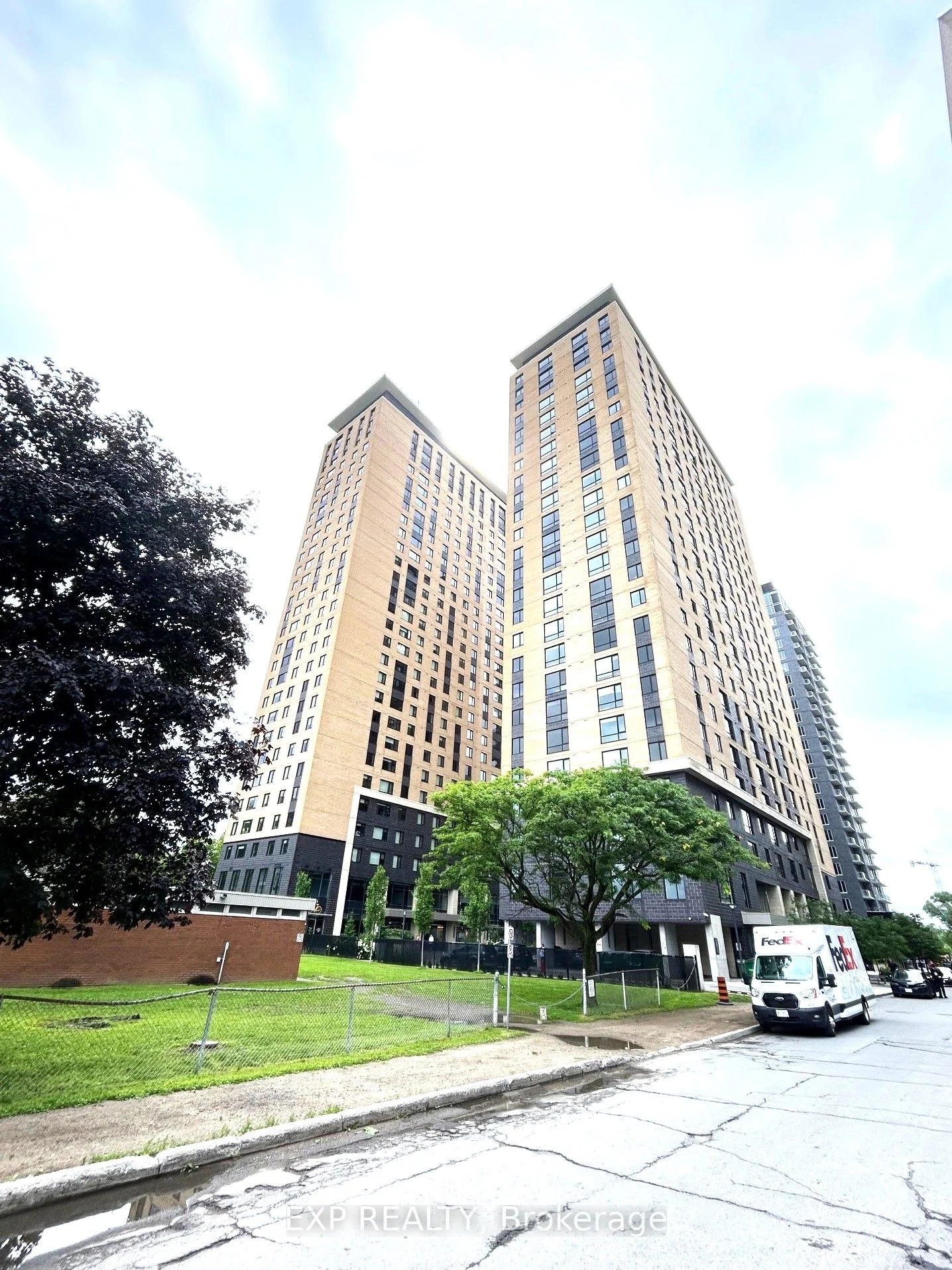 105 Champagne Avenue 1910, Dows Lake - Civic Hospital And Area, On K1s 4p3