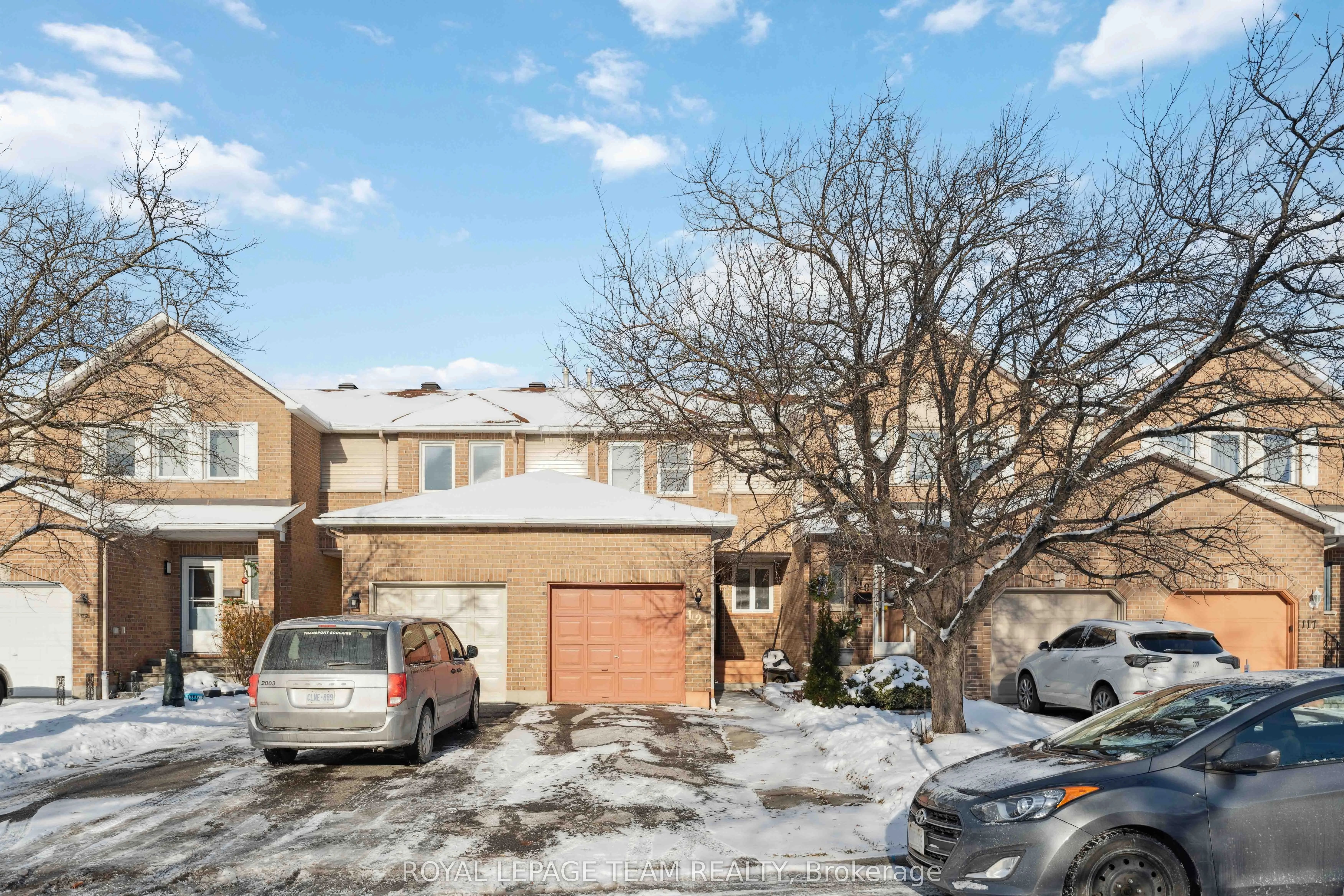 Att/Row/Townhouse in Hunt Club - South Keys and Area
