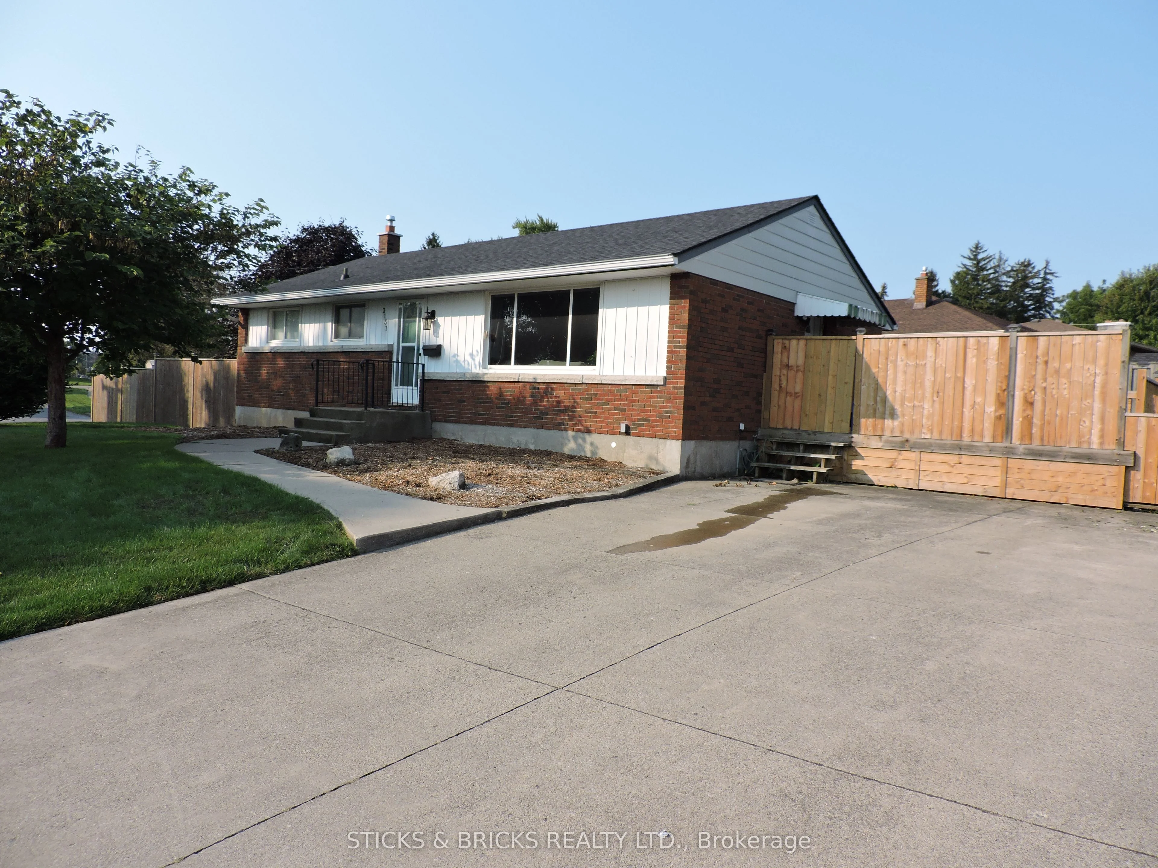 Detached in Niagara Falls