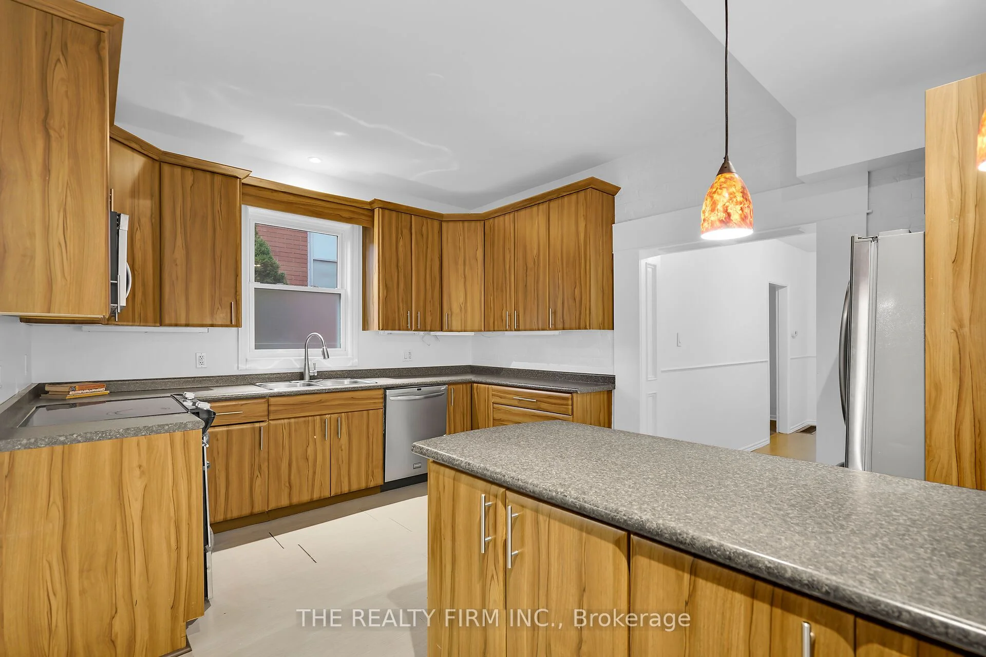 893 Queens Avenue Main, London East, On N5w 3h9