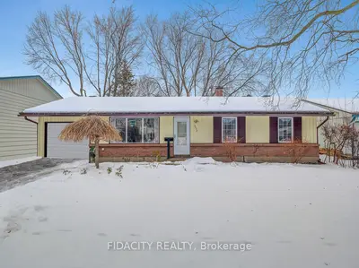 Detached in Beacon Hill North - South and Area