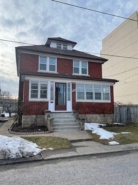 Detached in Niagara Falls