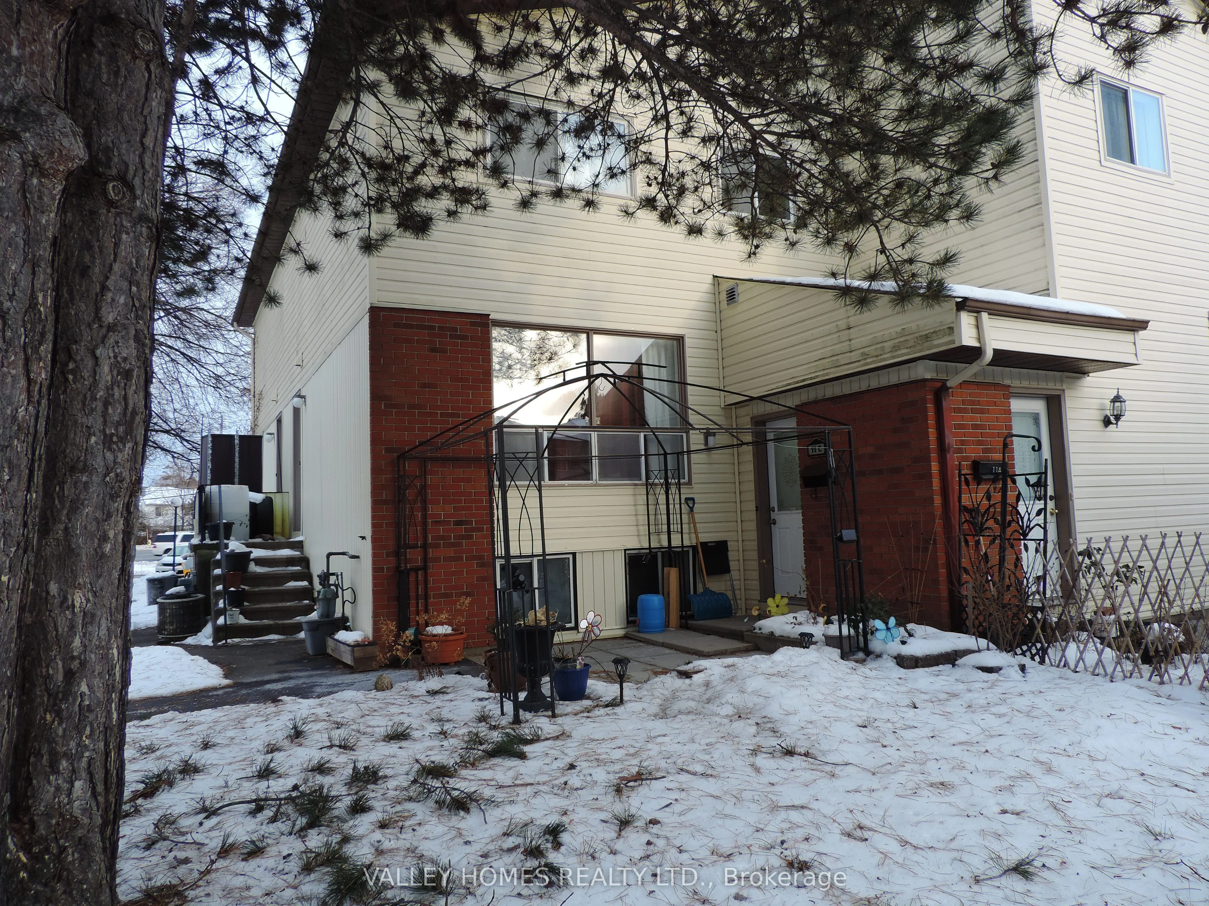 11 Sonnet Crescent N C, Bells Corners And South To Fallowfield, On K2h 8w8