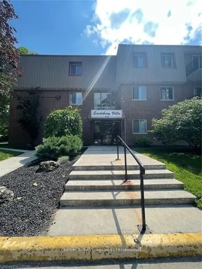 Condo Apartment in Strathroy-Caradoc