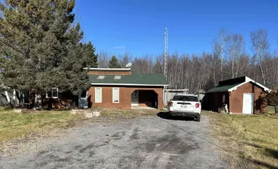 Detached in Champlain