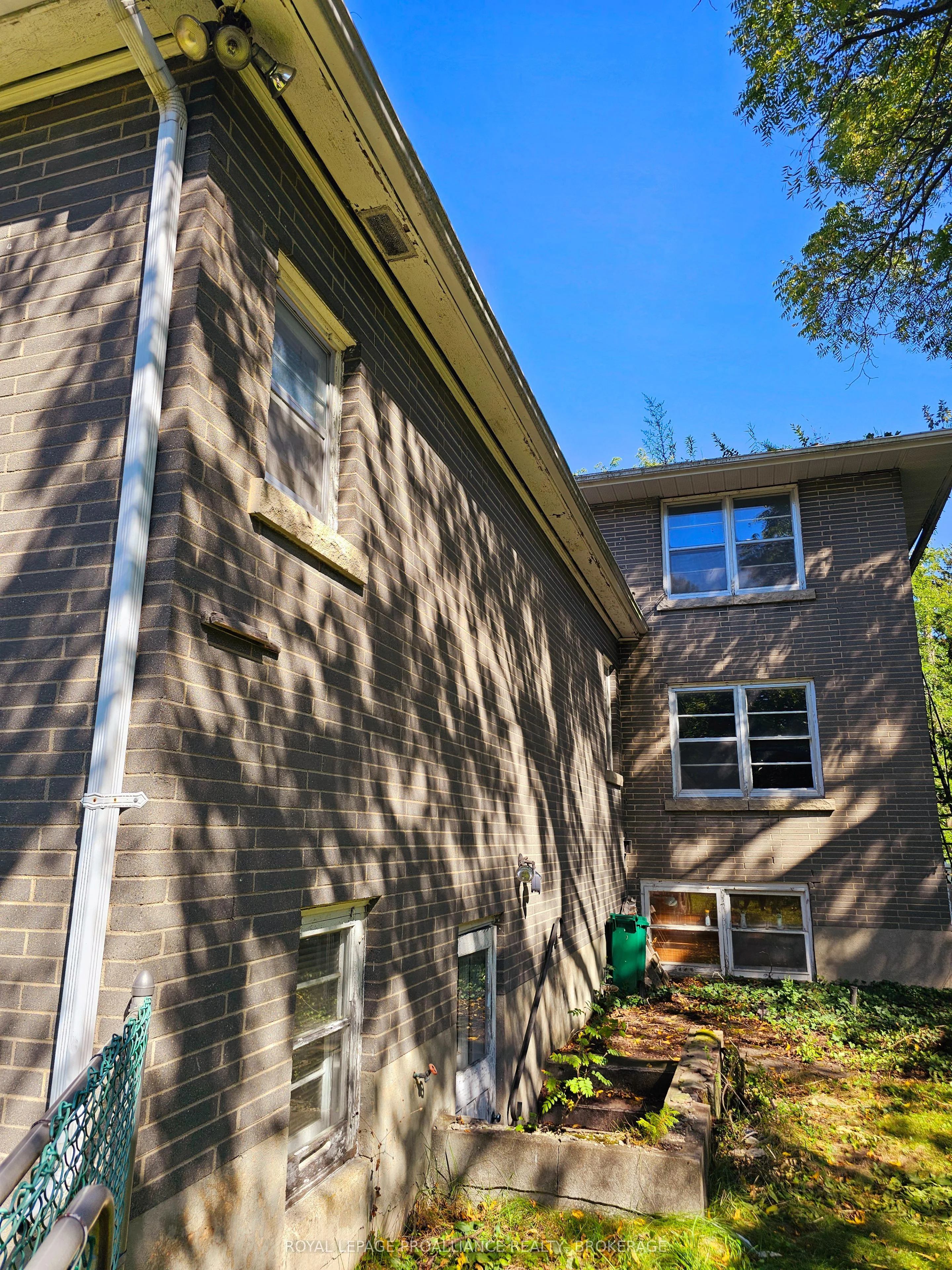 90 College Street, Kingston, ON K7L 4L6