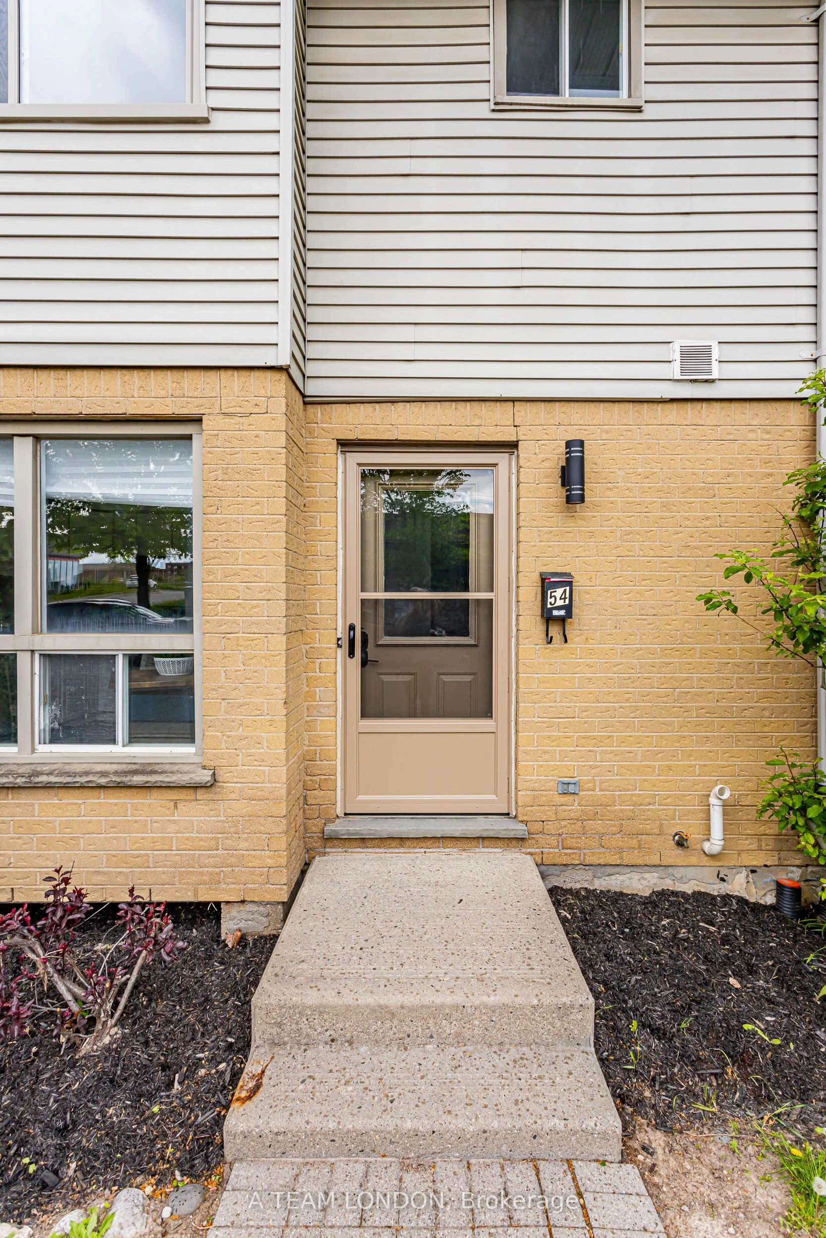 35 Waterman Avenue 54, London South, On N6c 5t8