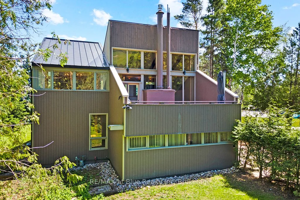 Detached in Blue Mountains
