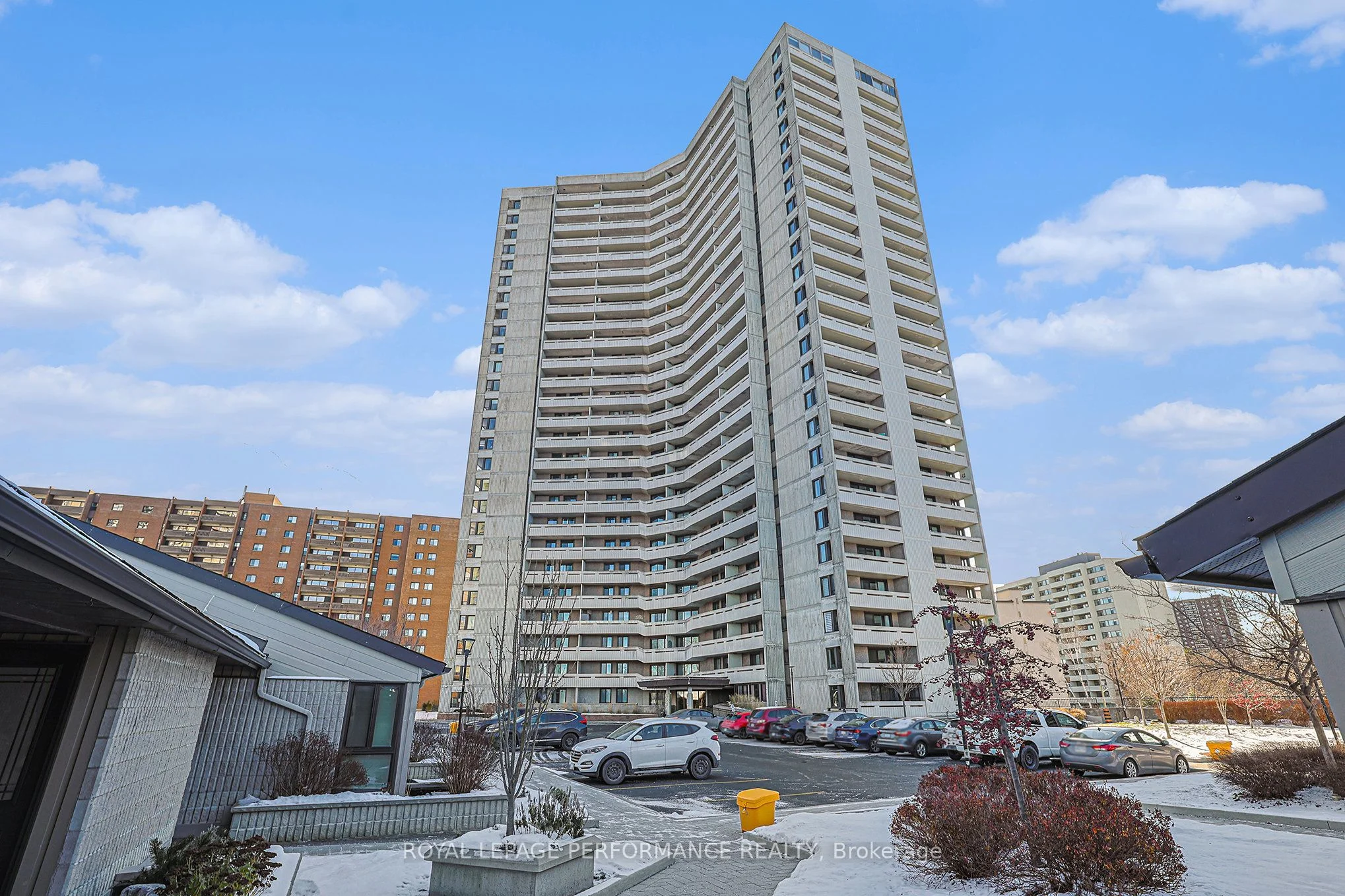 Condo Apartment in Woodroffe
