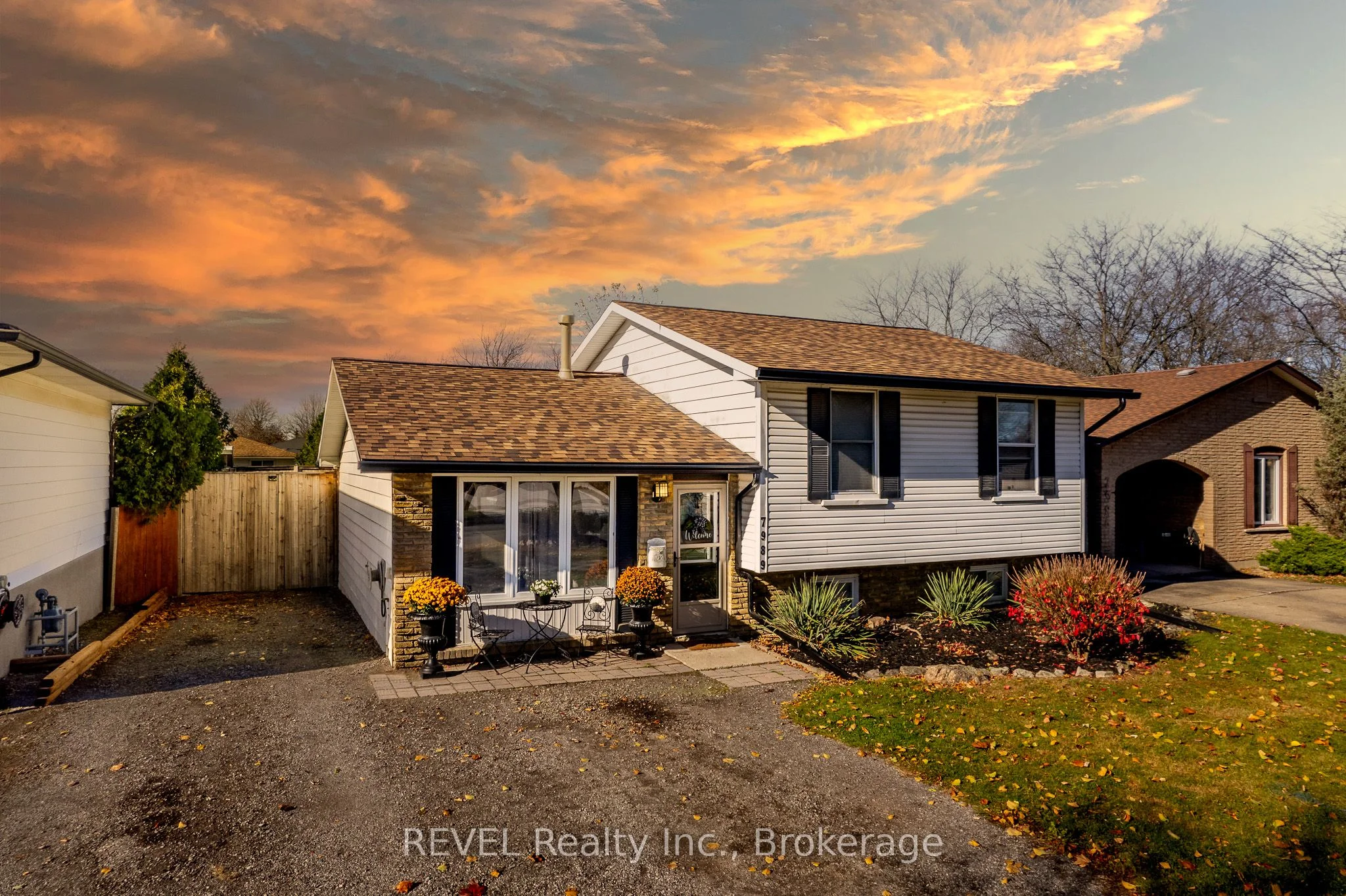 Detached in Niagara Falls