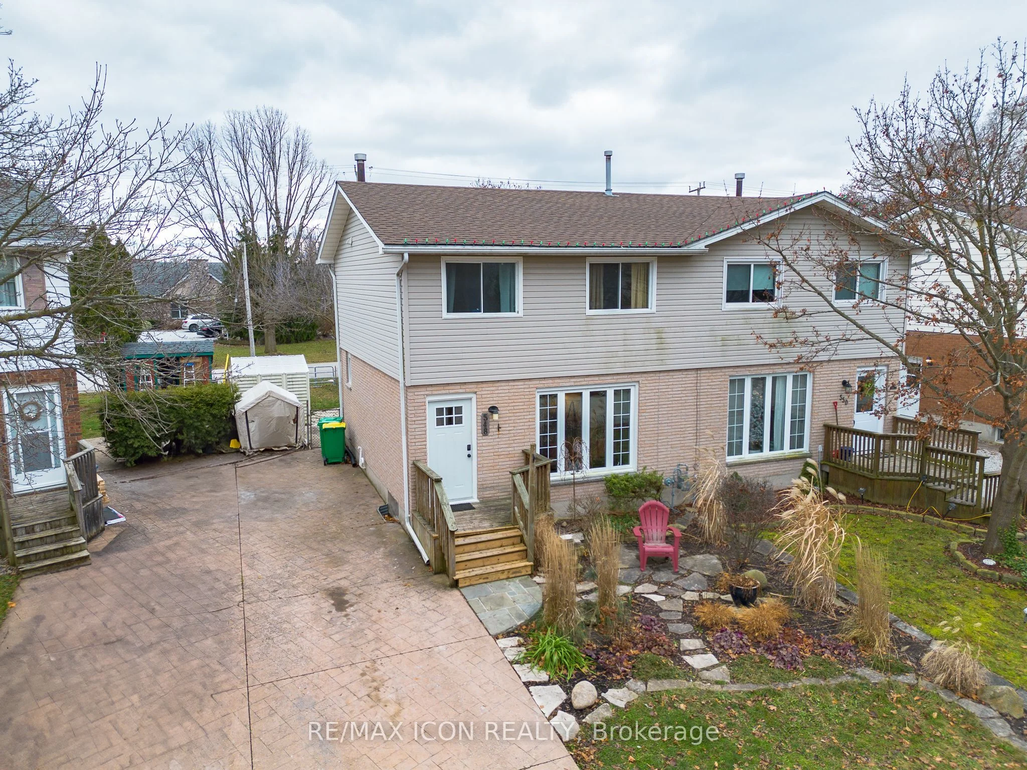 Semi-Detached in Petrolia