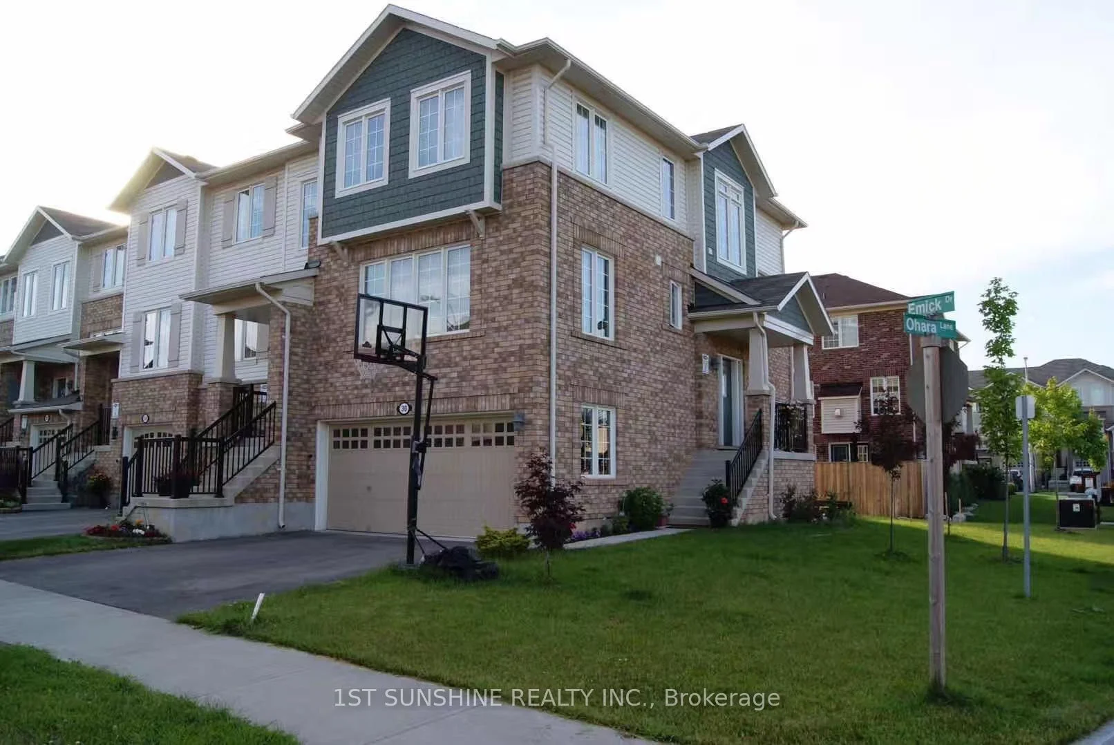 Att/Row/Townhouse in Hamilton