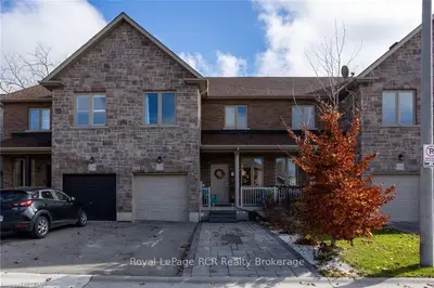 Att/Row/Townhouse in Wellington North
