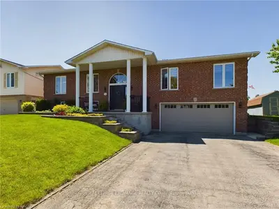 Detached in North Huron
