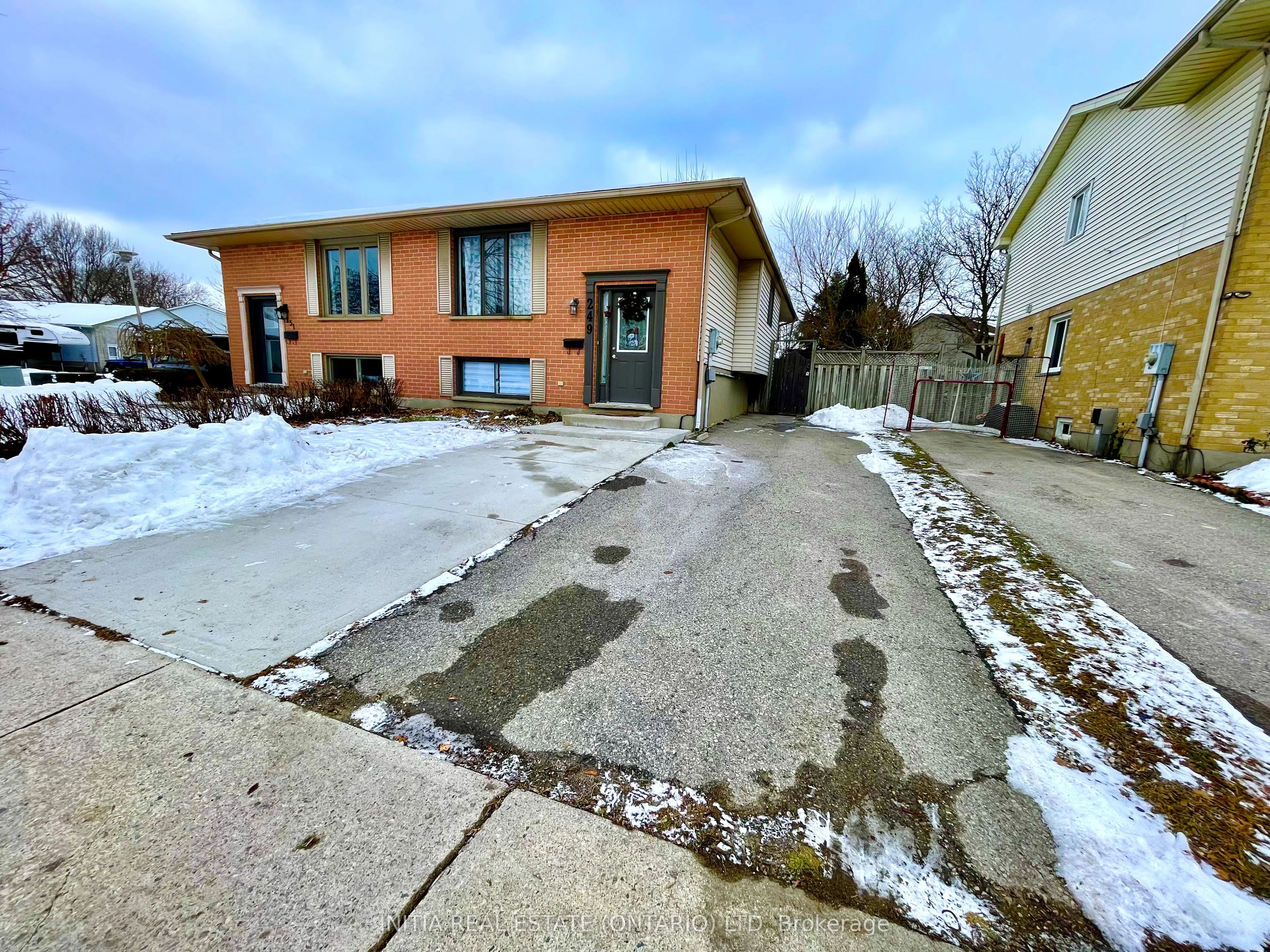 249 Martinet Avenue B, London East, On N5v 4a7