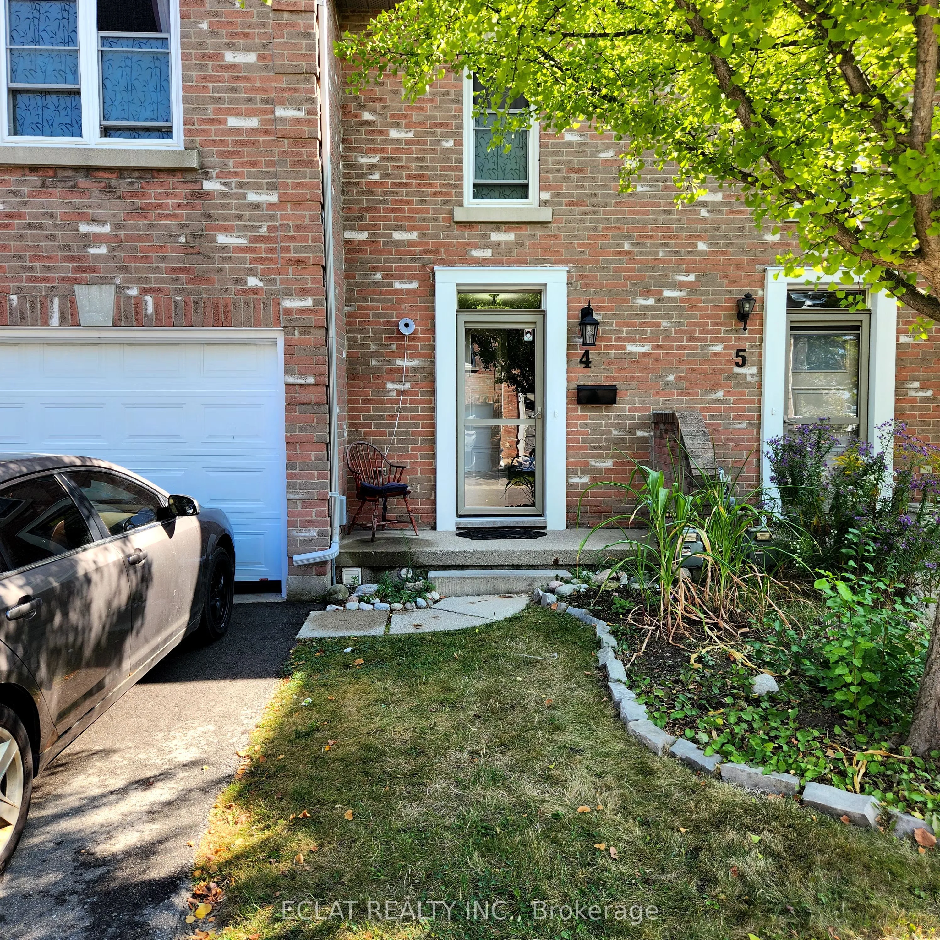Att/Row/Townhouse in Woodstock