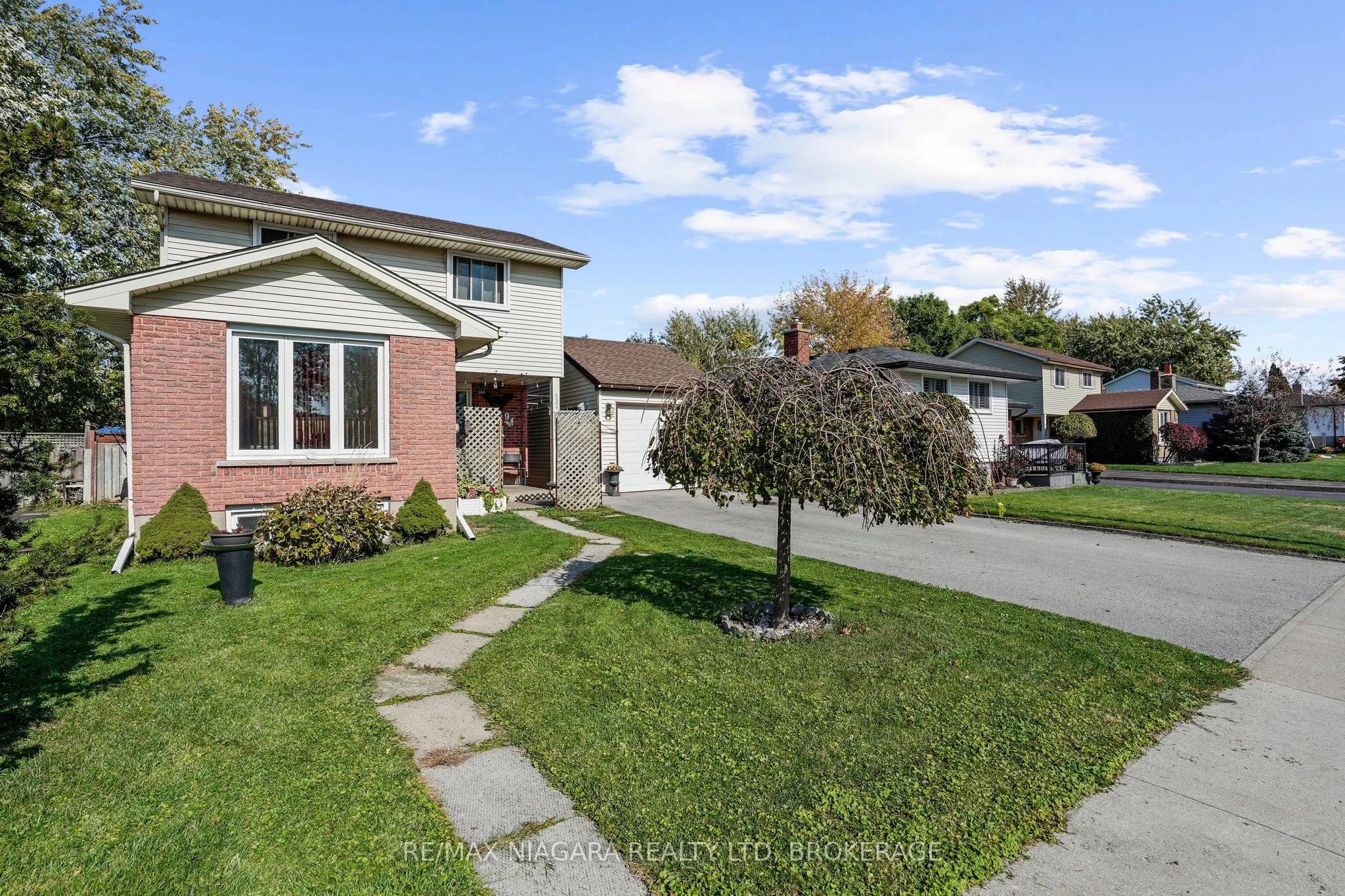 Detached in Niagara Falls