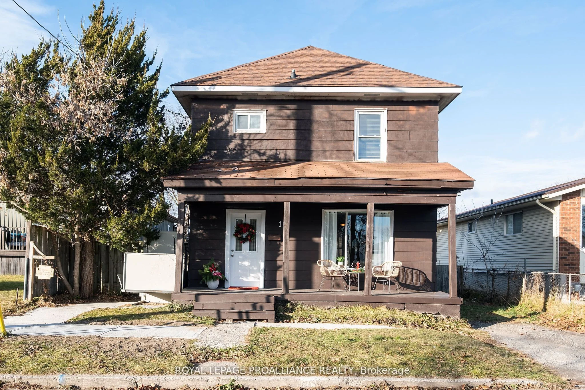 16 Charlotte Street, Quinte West, On K8v 2b9