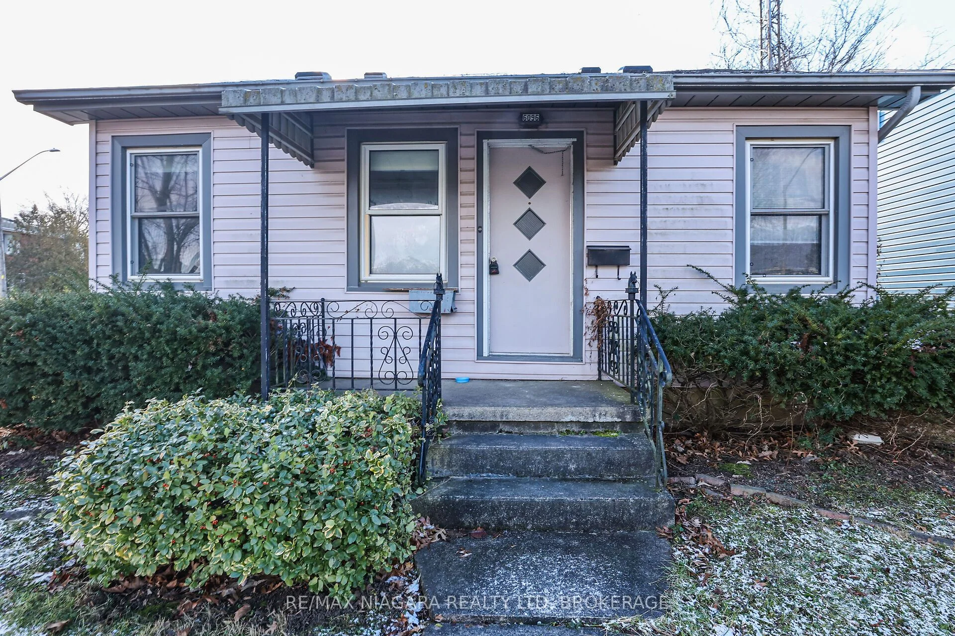 Detached in Niagara Falls