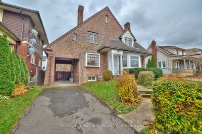 Detached in Niagara Falls