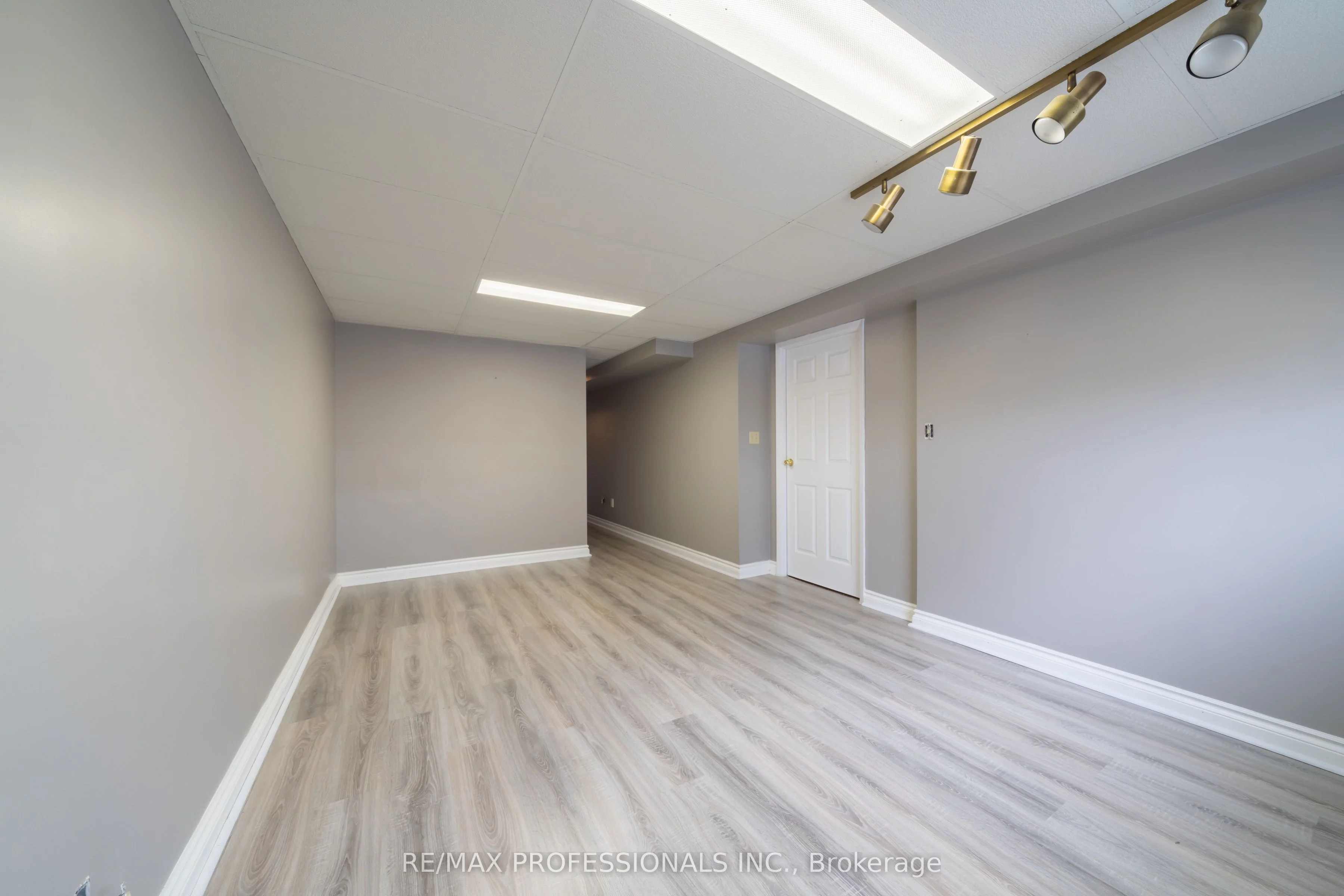 33 Woodland Drive Lower, Welland, ON L3C 7C9