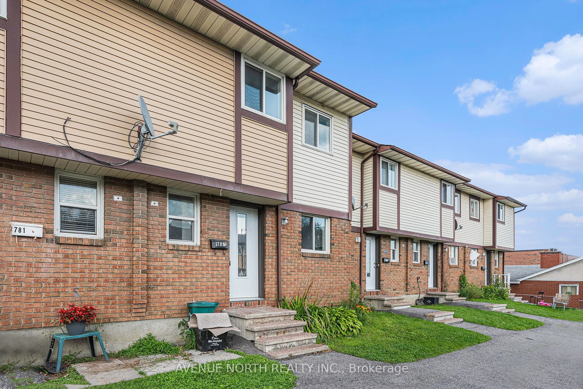 1786 Dondale Street S, Cyrville - Carson Grove - Pineview, ON K1B 5H8
