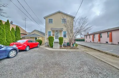 Detached in Niagara Falls
