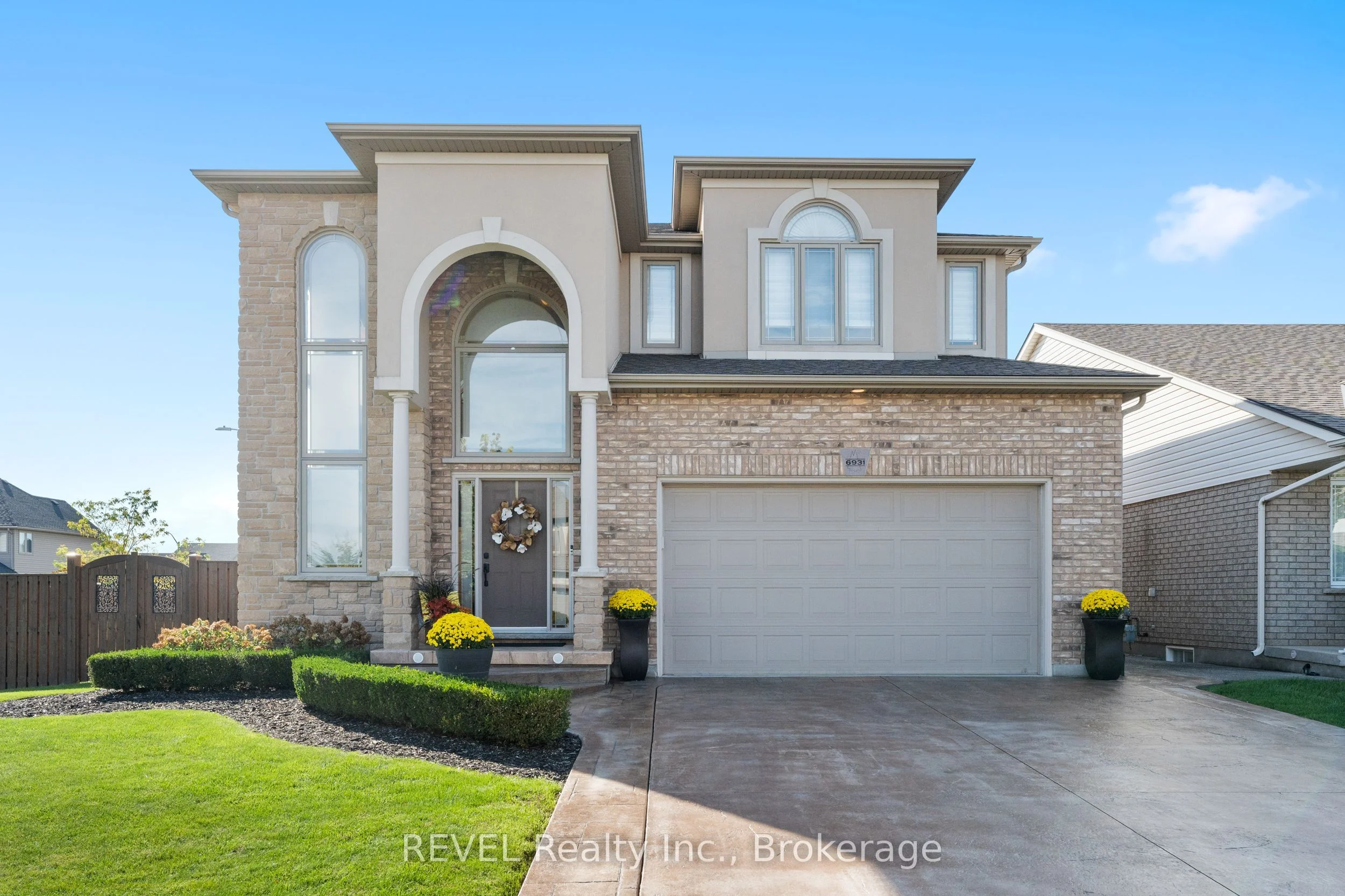 Detached in Niagara Falls