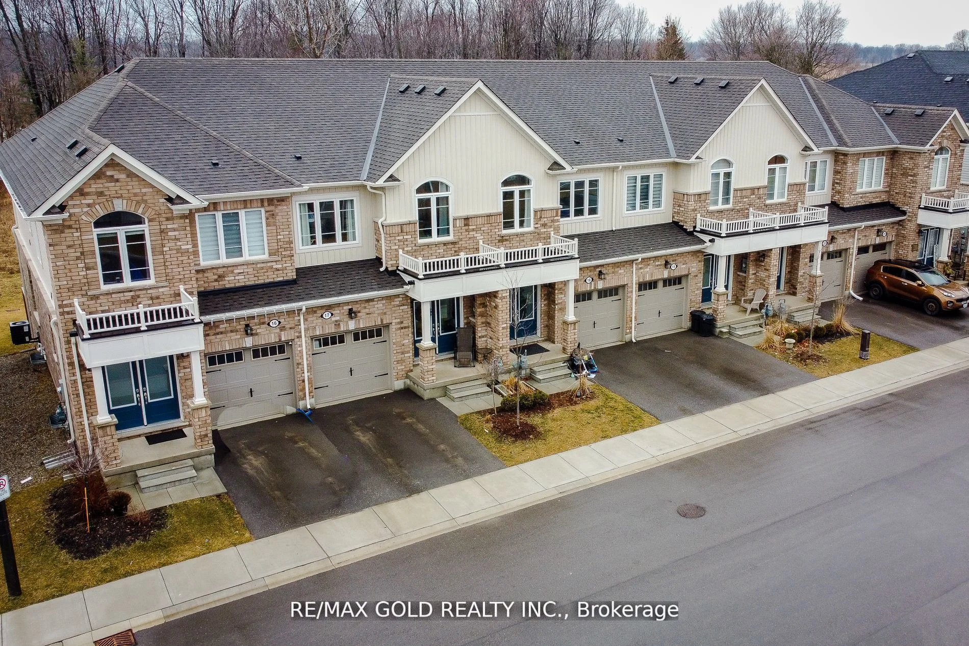 Att/Row/Townhouse in Brant