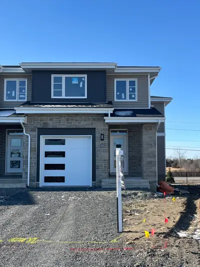 Att/Row/Townhouse in Loyalist
