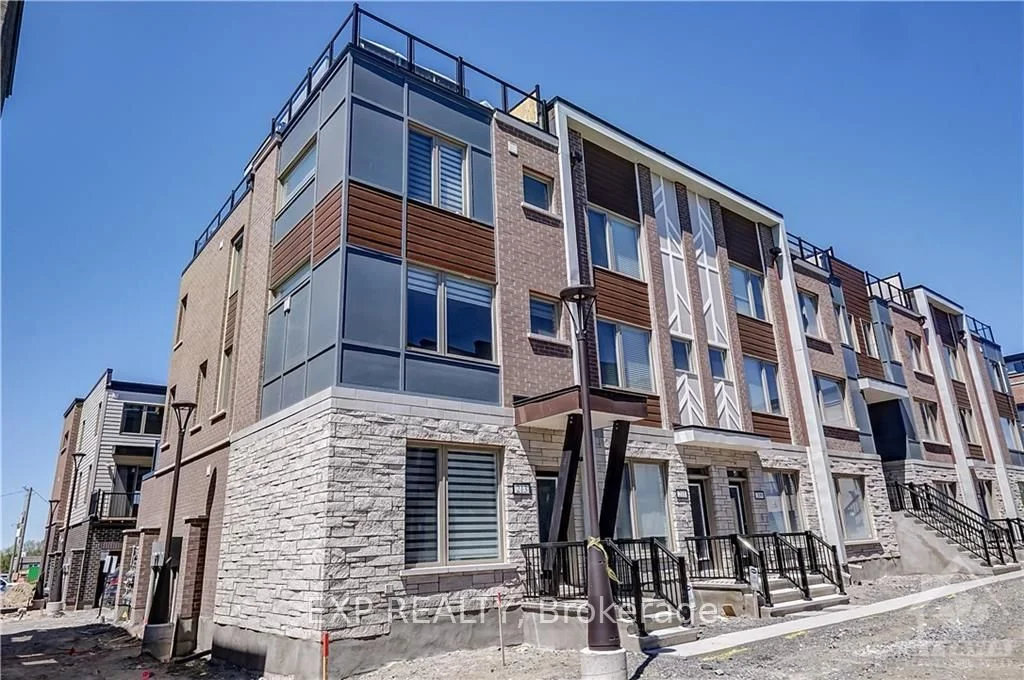 Att/Row/Townhouse in Manor Park - Cardinal Glen and Area