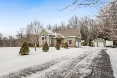 Detached in Champlain