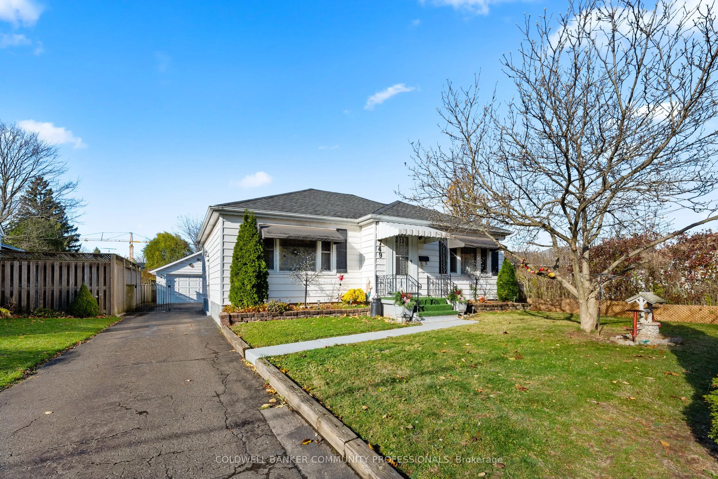 Detached in Niagara Falls