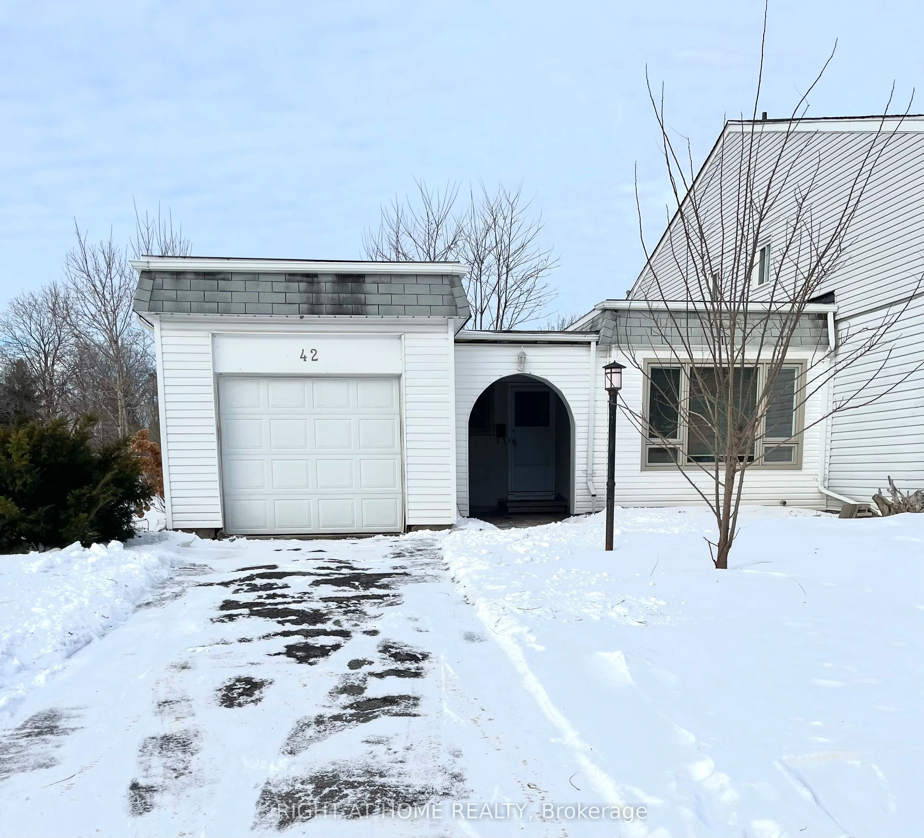 Att/Row/Townhouse in South of Baseline to Knoxdale