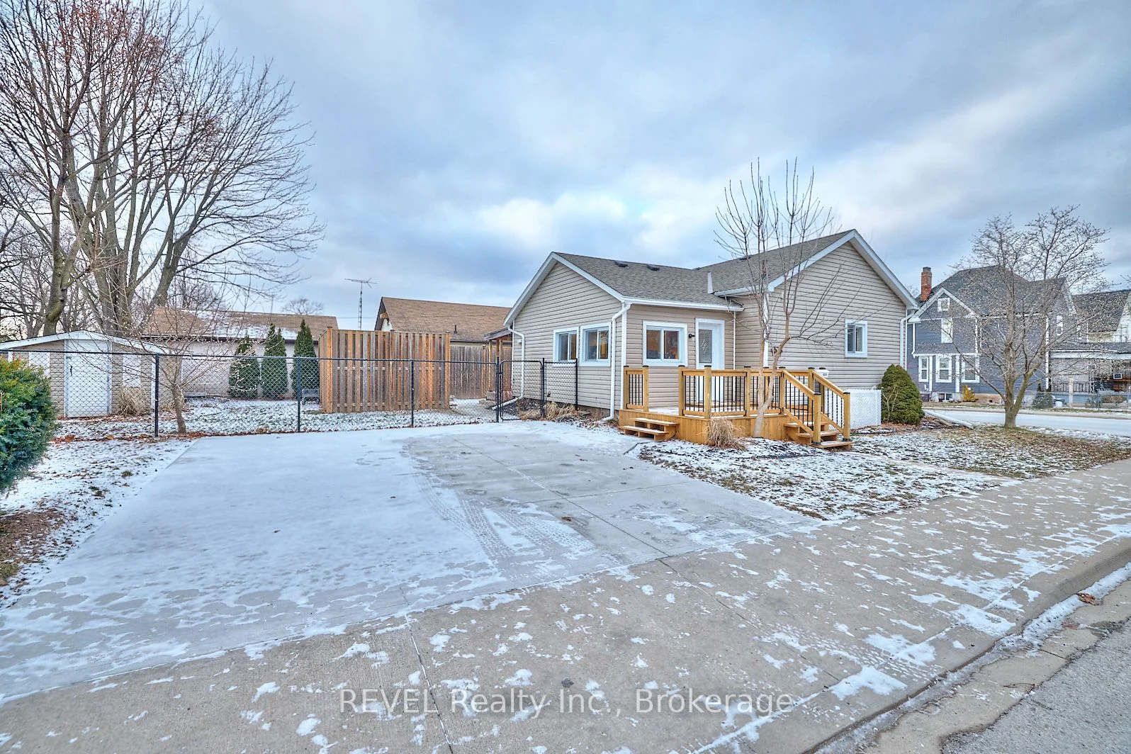 Detached in Niagara Falls