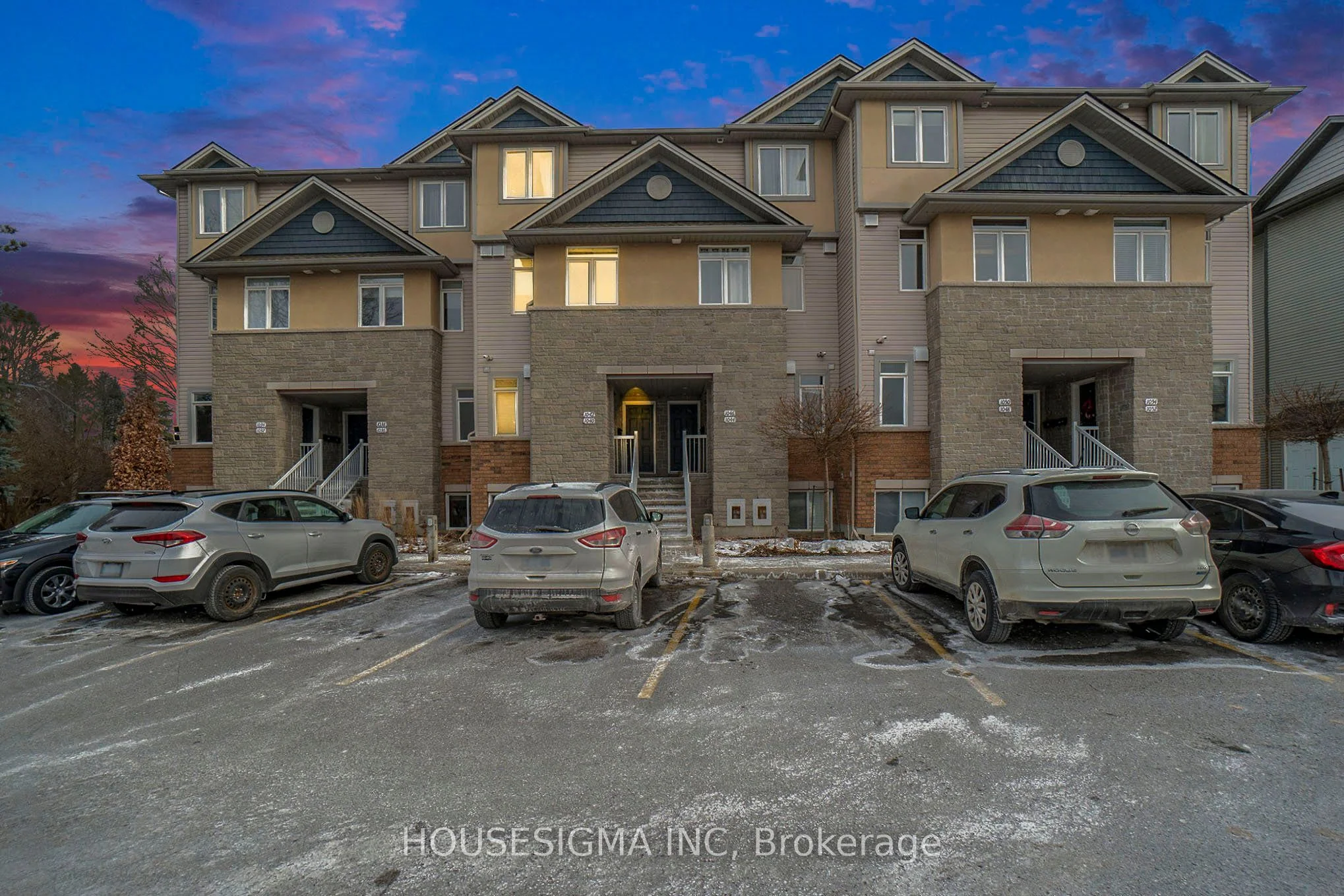 Condo Townhouse in Cyrville - Carson Grove - Pineview