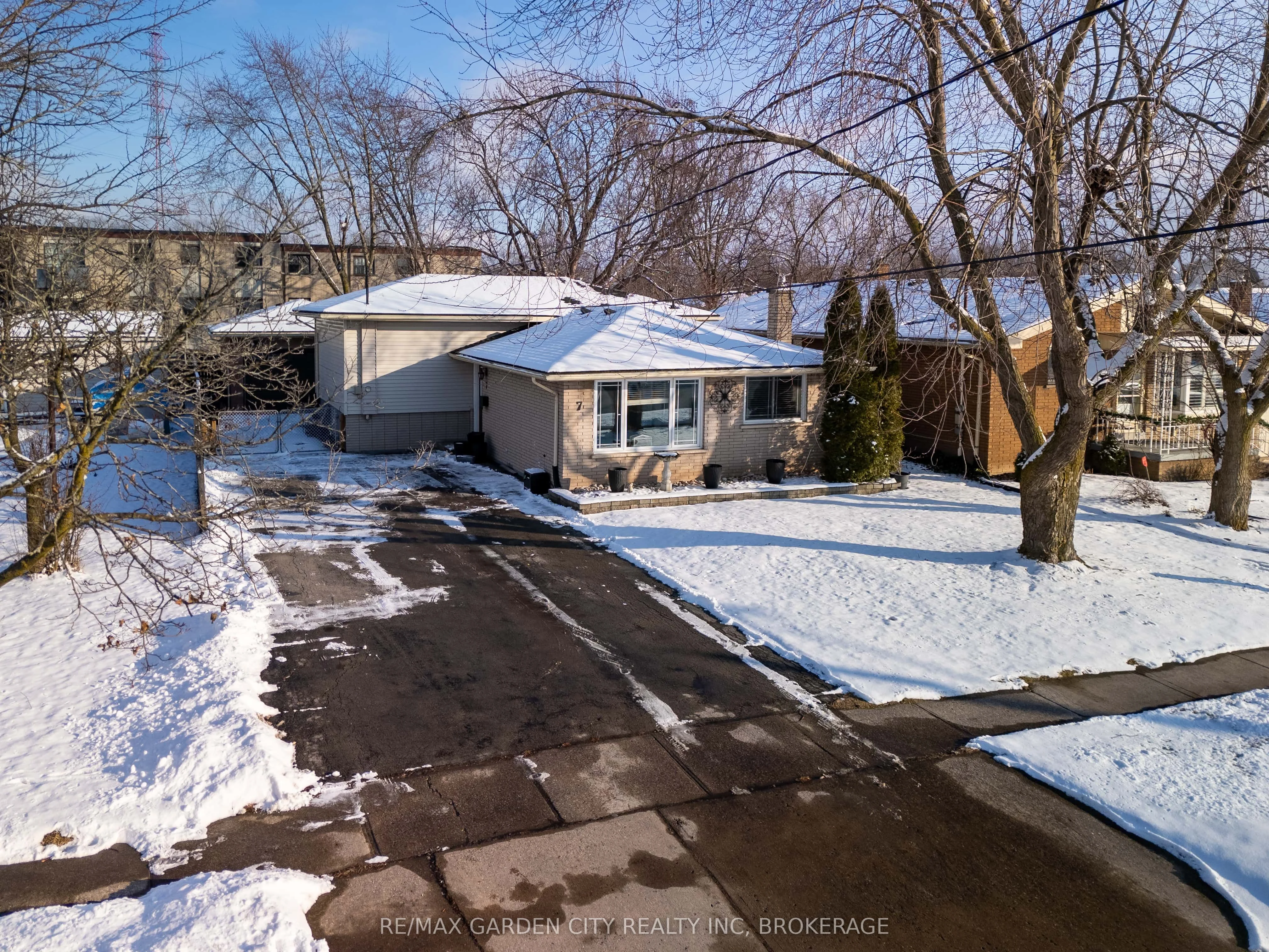 7 Memorial Park Drive, Welland, On L3b 1a5