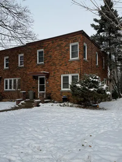 Att/Row/Townhouse in Woodstock