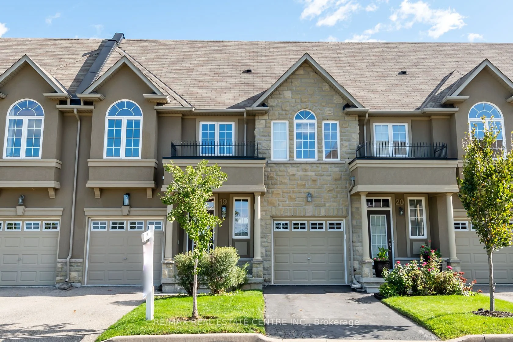 Condo Townhouse in Hamilton