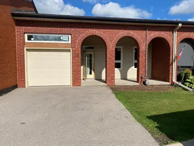 Condo Townhouse in Hamilton