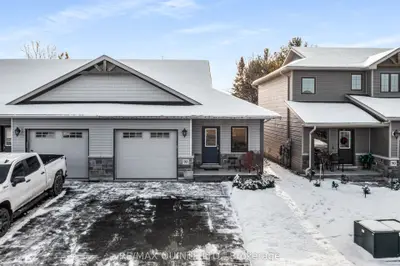 Att/Row/Townhouse in Stirling-Rawdon