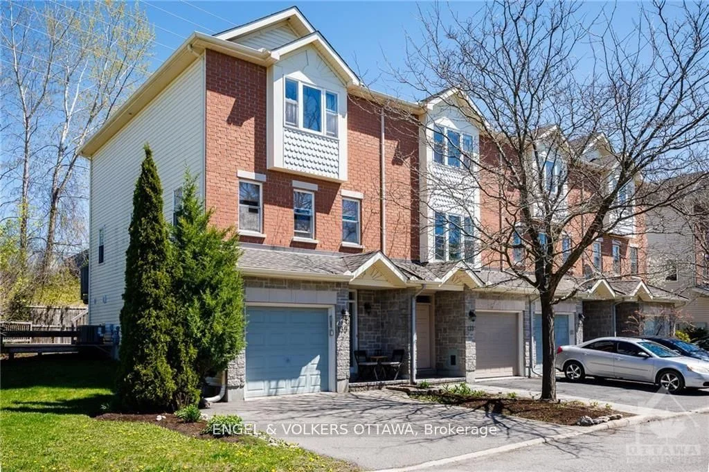Att/Row/Townhouse in Billings Bridge - Riverside Park and Area