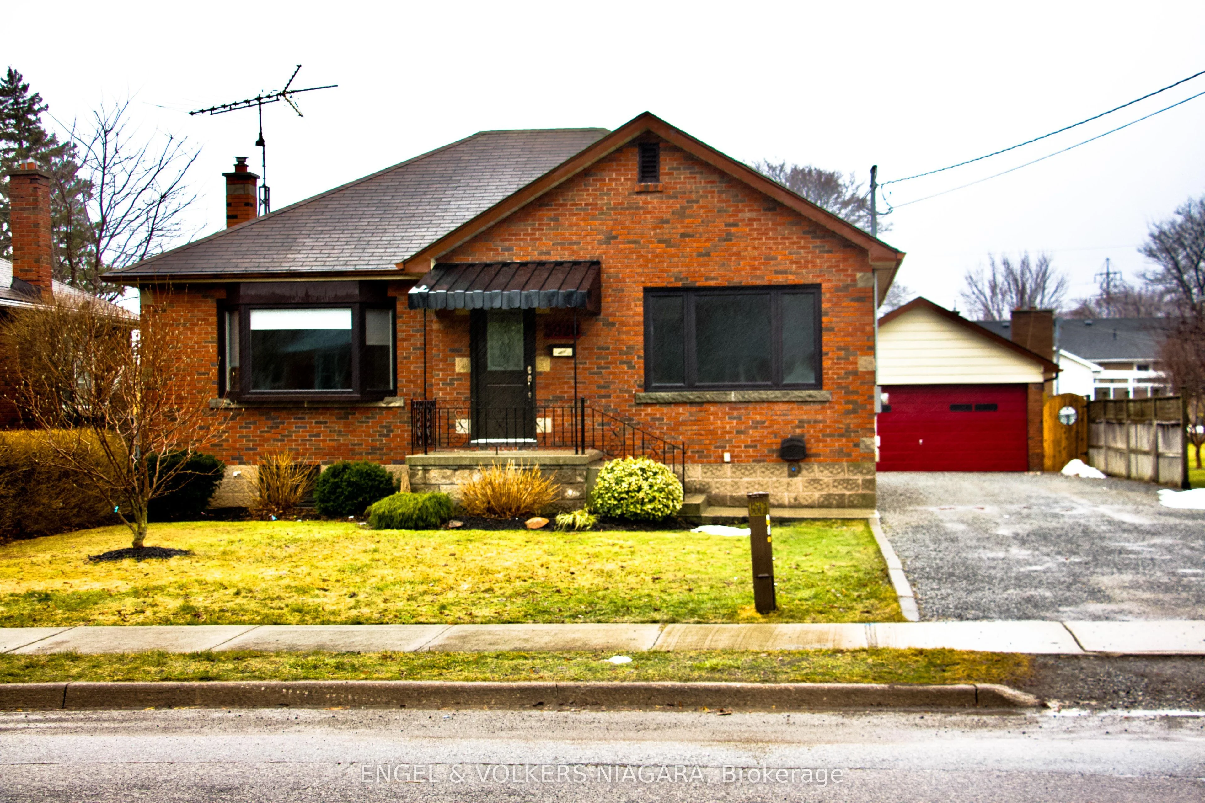 Detached in Niagara Falls