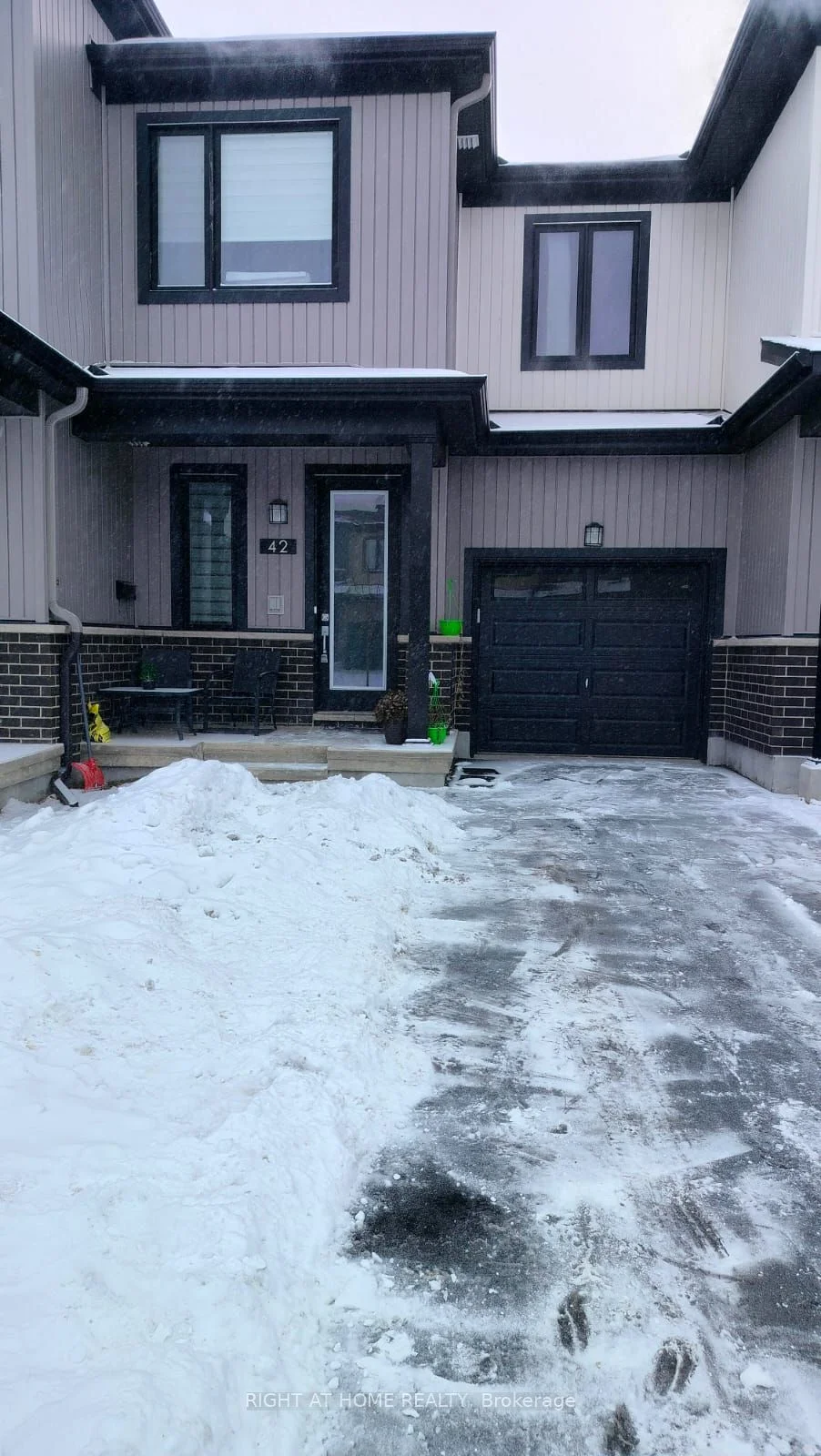 Att/Row/Townhouse in Orleans - Convent Glen and Area