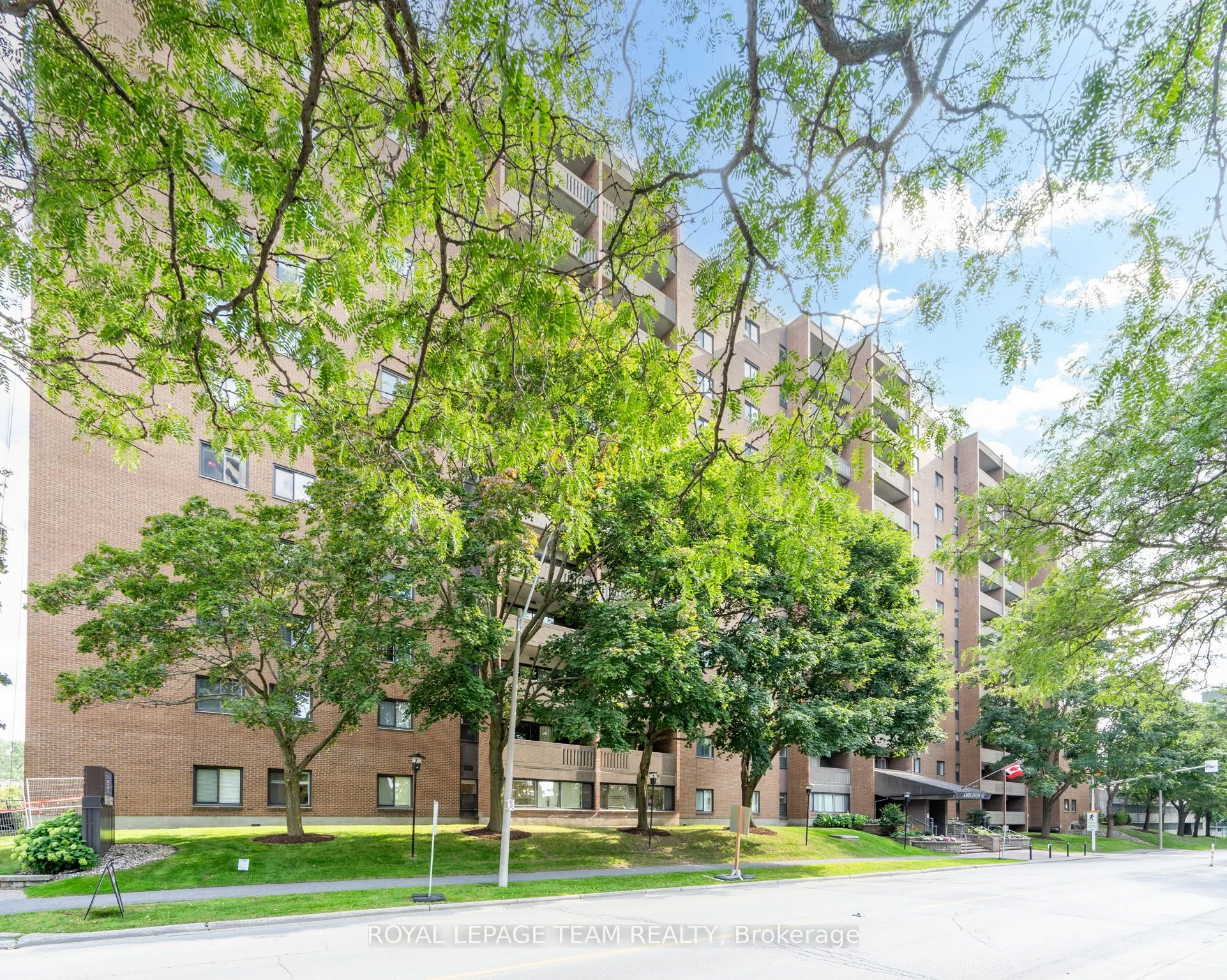 1100 Ambleside Drive S 305, Woodroffe, On K2b 8g6