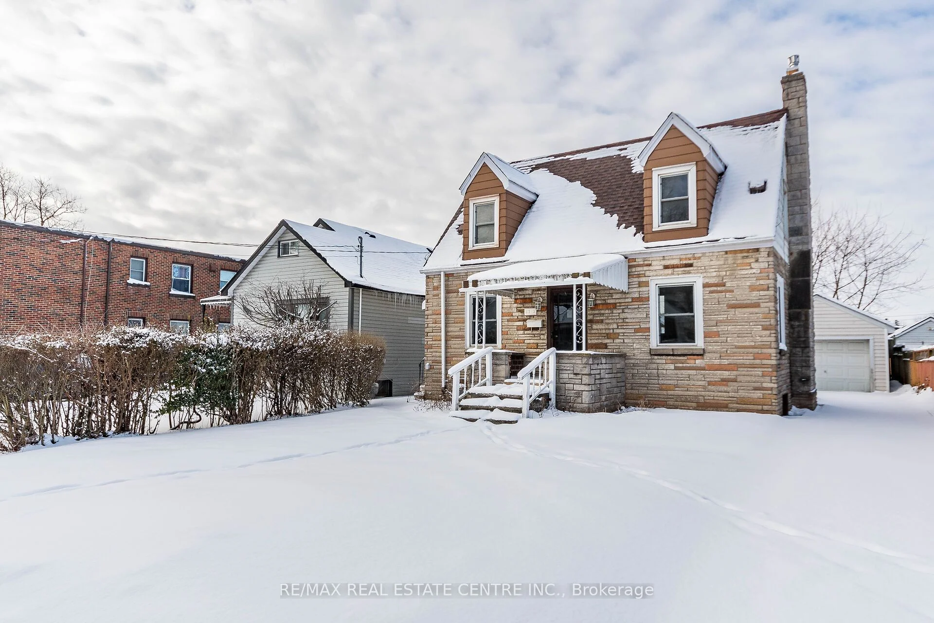 Detached in Niagara Falls