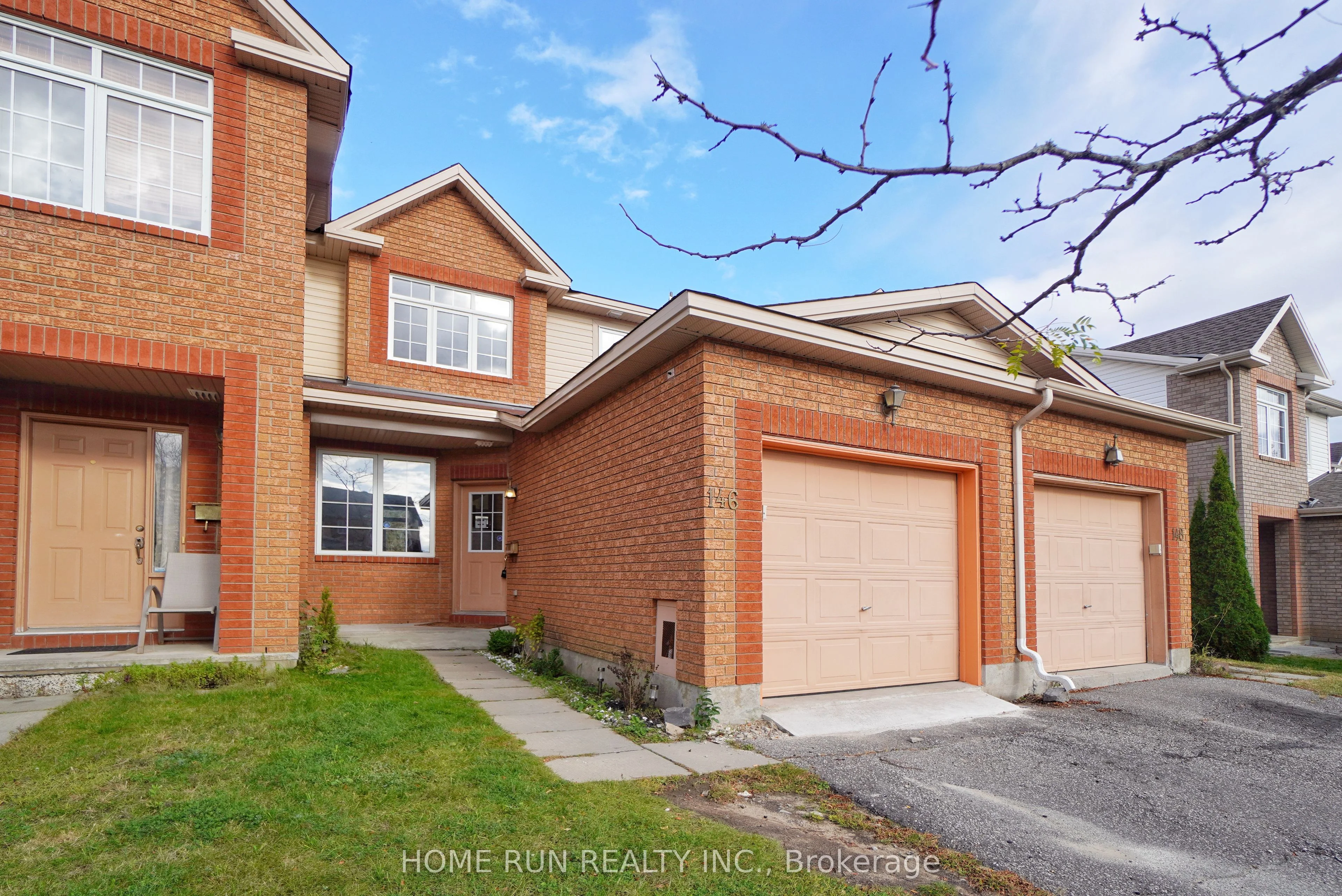 Att/Row/Townhouse in Hunt Club - South Keys and Area