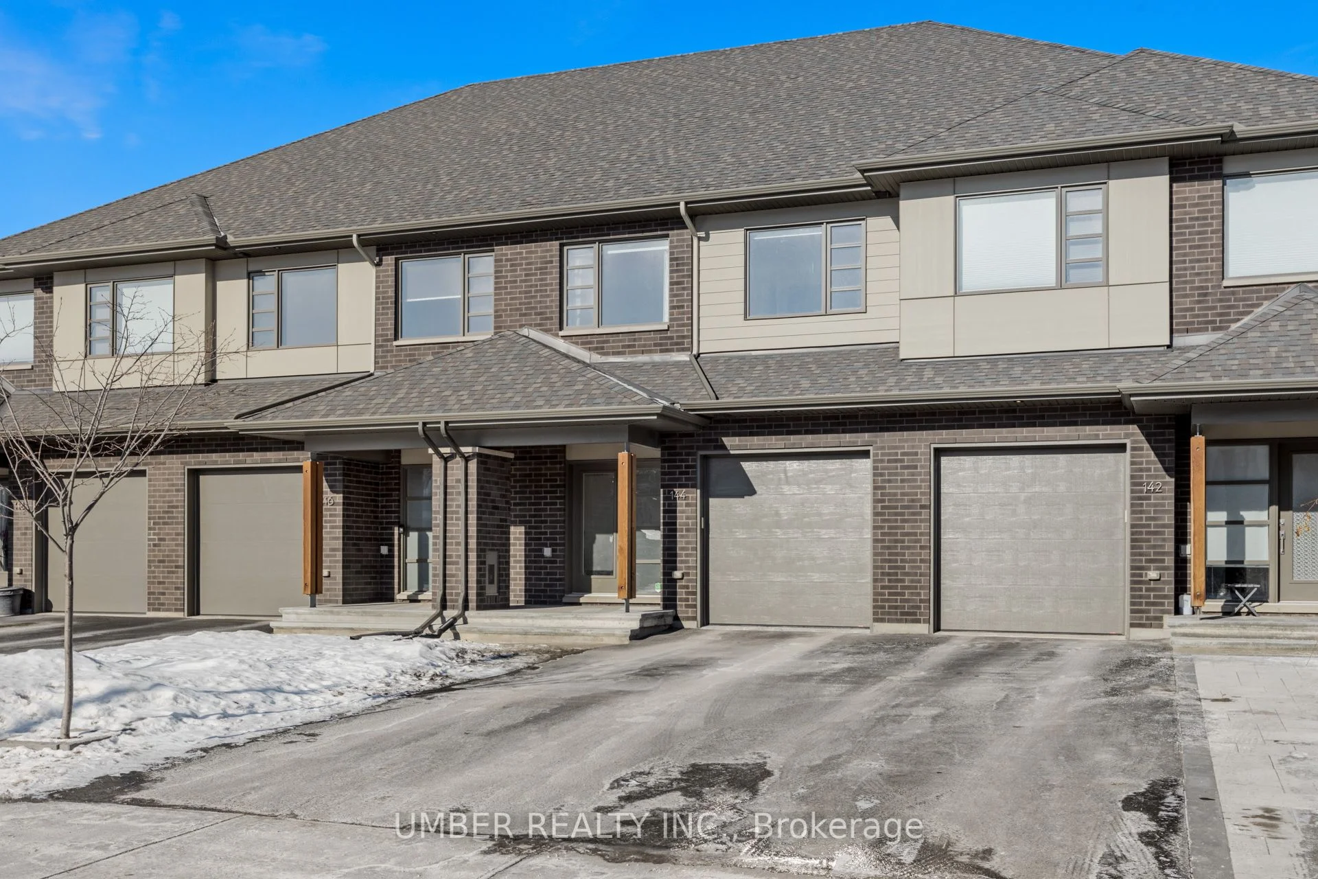 Att/Row/Townhouse in Blossom Park - Airport and Area